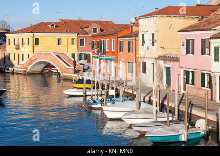 Soirée d'hiver sur la Fondamenta Sebastiano Santi et Ponte s. Martino, Murano, Venise, Italie avec son architecture colorée Banque D'Images