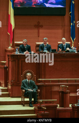 Bucarest, Roumanie - 25 octobre 2011 : Le Roi Michel de Roumanie pendant le premier discours devant le Parlement roumain à Bucarest. Banque D'Images