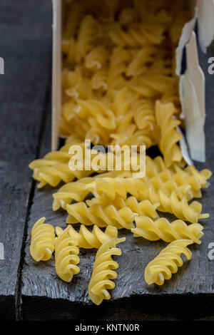 Sur nouilles Fusilli rustique en bois sombre. Banque D'Images