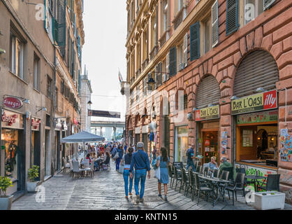Cafés et bars sur la Via al Ponte Reale de la zone portuaire, Gênes, ligurie, italie Banque D'Images