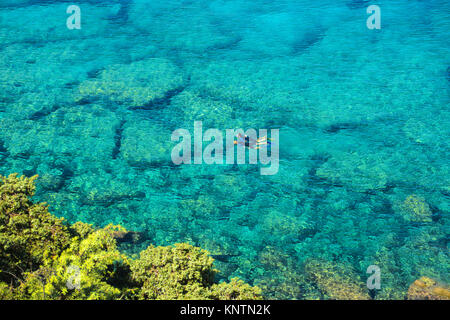 Plongeur dans l'eau cristalline de Capo Testa, Santa Teresa di Gallura, Sardaigne, Italie, Méditerranée, Europe Banque D'Images