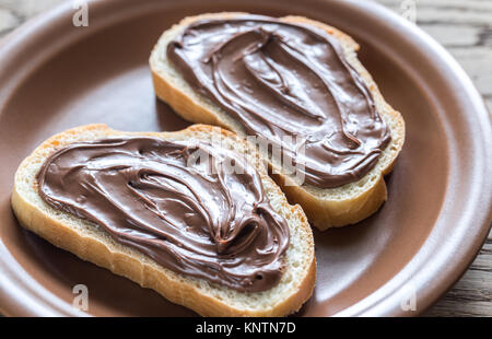 Tranches de baguette avec la crème au chocolat Banque D'Images