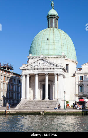 Venise, Vénétie, Italie. L'église de San Simeon Piccolo, sur le Grand Canal, Sante Croce a été érigée en 1738 par Giovanni Antonio Scalfarotto pendant t Banque D'Images