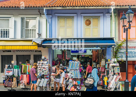 Singapour - septembre 2, 2017 : les visiteurs à pied autour de Masjid Sultan, la mosquée est considérée comme l'une des plus importantes mosquées à Singapour Banque D'Images