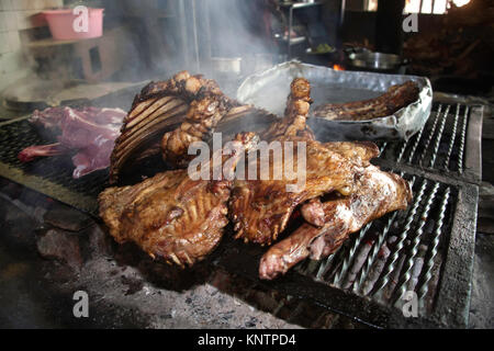 Nyama Choma ou cuisine traditionnelle de rue de barbecue à viande grillé servi dans un restaurant au Kenya, Nairobi, en Afrique de l'est Banque D'Images