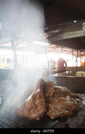 Nyama Choma ou cuisine traditionnelle de rue de barbecue à viande grillé servi dans un restaurant au Kenya, Nairobi, en Afrique de l'est Banque D'Images