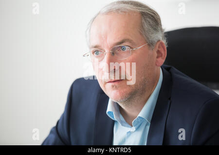 Thoughtful businessman wearing eyeglasses at office Banque D'Images