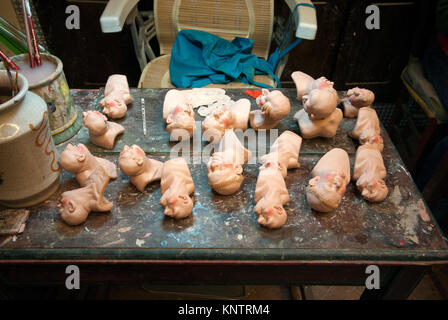 Lot de têtes en terre cuite fait main dans le célèbre atelier de Giuseppe et Marco Ferrigno, Via San Gregorio Armeno, Naples, Campanie, Italie Banque D'Images