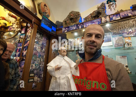 L'artisan Marco Ferrigno dans sa célèbre boutique avec la statue du pape en terre cuite Francesco, Via San Gregorio Armeno, Naples, Campanie, Italie Banque D'Images