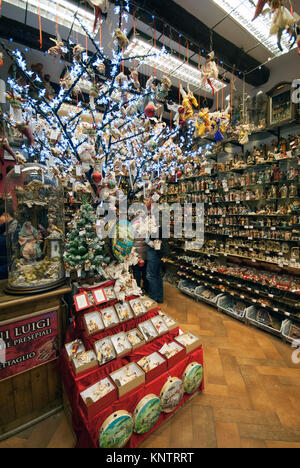 Boutique typique de l'artisanat de Noël dans la Via San Gregorio Armeno, Naples, Campanie, Italie Banque D'Images