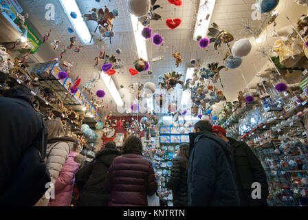 Boutique typique de l'artisanat de Noël dans la Via San Gregorio Armeno, Naples, Campanie, Italie Banque D'Images