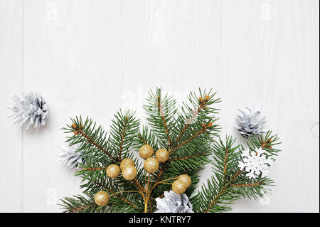 Arbre de Noël flatlay Direction générale de la maquette sur un fond en bois blanc, avec place pour votre texte Banque D'Images