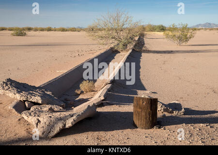 Casa Grande, Arizona - Un fossé d'irrigation dans le désert de l'Arizona. Banque D'Images