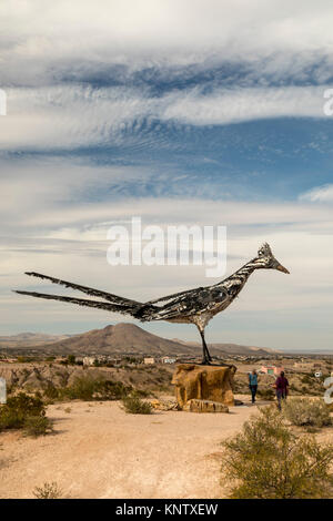 Las Cruces, Nouveau Mexique - Le Las Cruces Roadrunner, une sculpture de 20 pieds de hauteur fabriqués à partir de matériaux recyclés par l'artiste Olin Calk. Le roadrunner est displ Banque D'Images