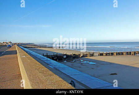 Vue de la digue et de la plage sur un après-midi d'hiver à Walcott, Norfolk, Angleterre, Royaume-Uni. Banque D'Images