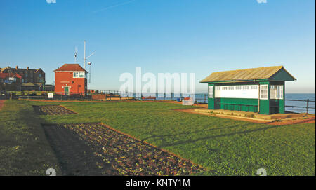 Une vue sur le front de mer sur la côte de Norfolk à Mundesley-sur-Mer, Norfolk, Angleterre, Royaume-Uni. Banque D'Images