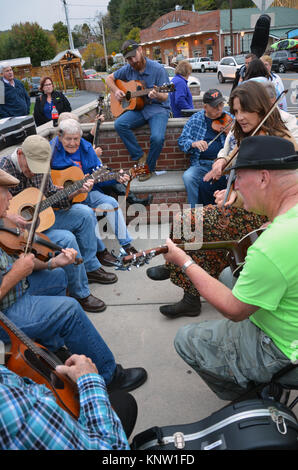 En dehors des musiciens jouant dans la rue au Jamboree vendredi soir à Floyd Country Store dans Floyd, Virginia, 24091, USA Banque D'Images