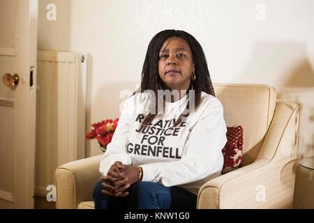 Clarrie Mendy, dont la cousine Mary Mendy et la fille de Mary Khadija Saye sont mortes dans le feu de la Grenfell Tower, chez elle à Londres. Elle a décrit la situation un demi-an comme un cauchemar qui semble s'assombrir chaque jour. Banque D'Images