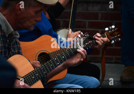 En dehors des musiciens jouant dans la rue au Jamboree vendredi soir à Floyd Country Store dans Floyd, Virginia, 24091, USA Banque D'Images