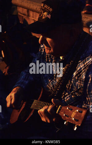 En dehors des musiciens jouant dans la rue au Jamboree vendredi soir à Floyd Country Store dans Floyd, Virginia, 24091, USA Banque D'Images