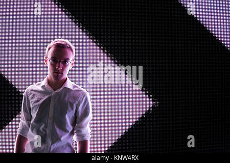 Portrait jeune homme noir sur blanc Fond LED flèche contraste Banque D'Images