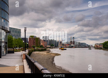 Nouveaux appartements de luxe les sites de construction et Battersea Power Station le long de la rivière Thames, London, UK Banque D'Images