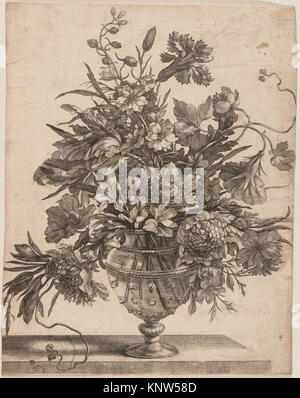 Cette gravure de Jean-Baptiste Monnoyer représente des fleurs disposées dans un vase en verre, montrant une composition botanique détaillée et un motif floral décoratif du XVIIe siècle. Banque D'Images