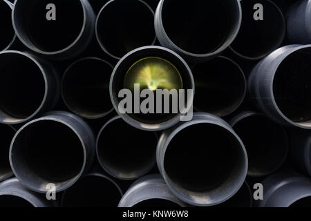 Glow Black Perspective Construction Tubes empilés Texture Background Banque D'Images