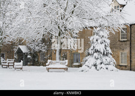 Chute de neige couvrant le marché de Noël à Stow on the Wold, Cotswolds, Gloucestershire, Angleterre Banque D'Images