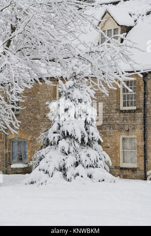 Chute de neige couvrant le marché de Noël à Stow on the Wold, Cotswolds, Gloucestershire, Angleterre Banque D'Images