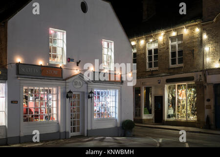 Boutiques de la place du marché, avec des décorations de Noël dans la nuit. Stow on the Wold, Cotswolds, Gloucestershire, Angleterre Banque D'Images