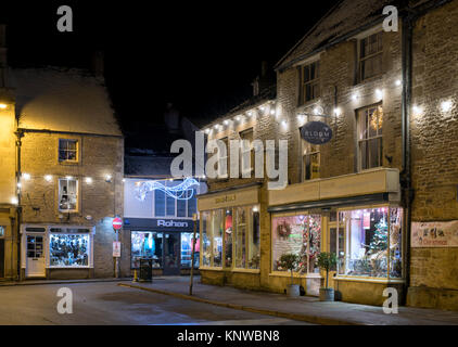 Boutiques de la place du marché, avec des décorations de Noël dans la nuit. Stow on the Wold, Cotswolds, Gloucestershire, Angleterre Banque D'Images