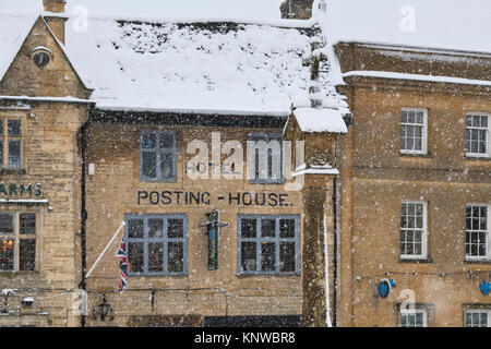 La place du marché Croix dans la neige de l'hiver. Stow On The Wold, Cotswolds, Gloucestershire, Angleterre Banque D'Images