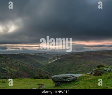 Les nuages épais sur la vallée de Dart, Dartmoor, UK Banque D'Images