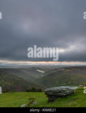 Les nuages épais sur la vallée de Dart, Dartmoor, UK Banque D'Images