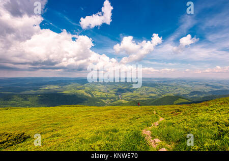 Chemin sinueux à travers les prés sur le flanc de la chaîne des Carpates ridge Banque D'Images