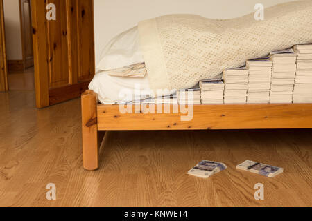 L'approvisionnement en billets de trésorerie de l'argent planqué sous le matelas lit hidden comme alternative à la société de banque ou de bâtiment Banque D'Images