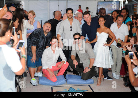 MIAMI, FLORIDE - le 24 juin : Gabriel Iglesias, Matt Bomer, Adam'Rodr guez, Joe Manganiello, Channing Tatum et Jada Pinkett Smith assister à Magic Mike XXL exprimés à l'honneur avec des étoiles sur le Walk of Fame de Miami au marché de Bayside, le 24 juin 2015 à Miami, en Floride. People : Cast Banque D'Images