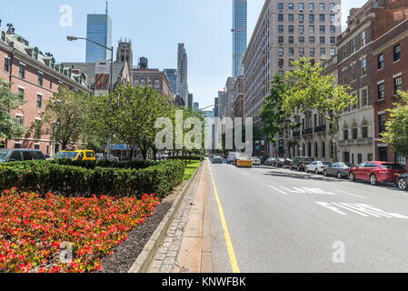 NEW YORK CITY - 10 juillet : une vue sur Park Avenue en face de la MetLife Building le 10 juillet 2015 à New York, USA. Park Avenue est un large boulevard qui Banque D'Images