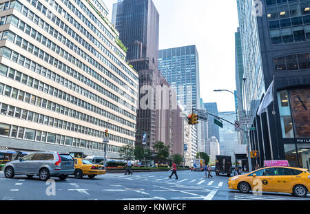 NEW YORK CITY - 10 juillet : une vue sur Park Avenue en face de la MetLife Building le 10 juillet 2015 à New York, USA. Park Avenue est un large boulevard qui Banque D'Images