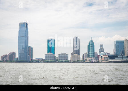 NEW YORK - Le 13 juillet : vue sur Jersey City le 13 juillet 2015 à New York. Jersey City est la deuxième ville la plus peuplée de l'État américain du New Jerse Banque D'Images