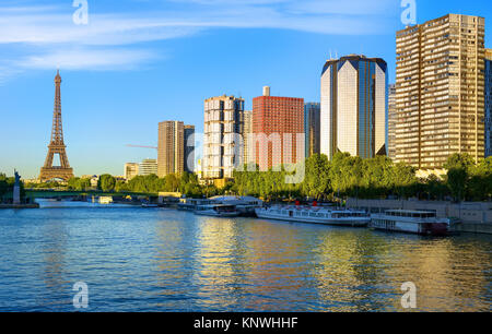 Quartier moderne des gratte-ciel sur la Seine avec vue sur la Tour Eiffel à Paris, France Banque D'Images