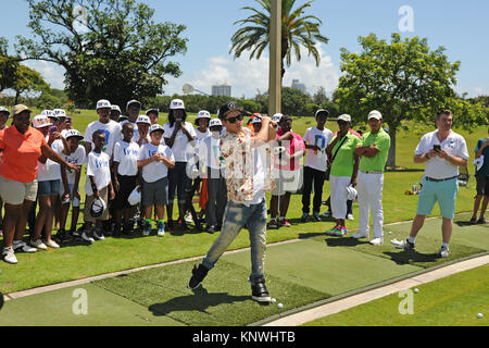 MIAMI BEACH FL - le 18 juin : DJ Irie et Austin Mahone assister à la Clinique de golf inspirent les enfants au cours de la 11e édition annuelle Irie Week-end au Club de Golf de Miami Beach le 18 juin 2015 à Miami Beach, Floride Personnes : Austin Mahone Banque D'Images