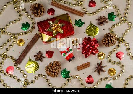 Santa Claus figurine, cadeau, la cannelle, l'anis étoilé, pommes de pin et de guirlandes de perles de décoration pour Noël Banque D'Images