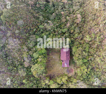 Regardant vers le bas sur une base militaire abandonnée de la guerre Cenepa dans les années 90, à l'Alto Tepuy Paquisha dans la Cordillère del Condor, la frontière de l'Équateur Banque D'Images