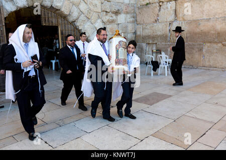 La célébration de l'atteinte de l'âge adulte religieux ou la célébration de mitzvah de barre au Mur Occidental à Jérusalem, Israël Banque D'Images