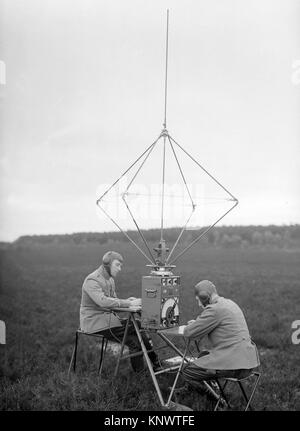 Au début de l'histoire de l'aviation vers 1915 Pays-Bas deux opérateurs radio Banque D'Images