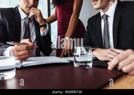 Groupe de gens d'affaires discutant d'un nouveau projet dans le bureau et prenant des notes. homme d'affaires écrivant des points importants dans son journal pendant la réunion. Banque D'Images