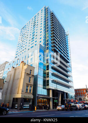 Le bâtiment relais dans une rue commerciale, Aldgate - Londres, Angleterre Banque D'Images