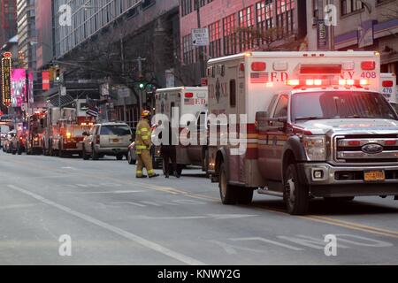 New York, NY, US. 12e. Dec, 2017 services d'incendie et le personnel de l'EMT en stand-by à l'autorité portuaire. © 2017 Ronald G. Lopez/DigiPixsAgain.us Banque D'Images